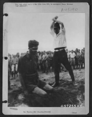 ␀ > Jap Atrocity - Allied Prisoner Of War Being Decapitated By Japanese Executioner In Formerly Held Japanese Territory Some Where In The Southwest Pacific.