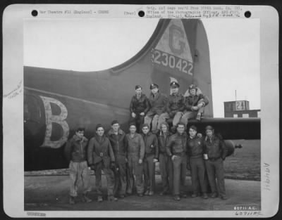 Consolidated > Lt. Paynter And Crew Of The 305Th Bomb Group, Are Shown Beside A B-17 Flying Fortress.  25 January 1944.  England.