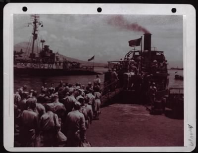 ␀ > Gi'S, Wacs, Nurses And Officers Board The Italian Steamer Partenope In Naples Harbor Enroute To The Army Air Forces Rest Camp On The Isle Of Capri Where They Will Spend Several Days Leave.