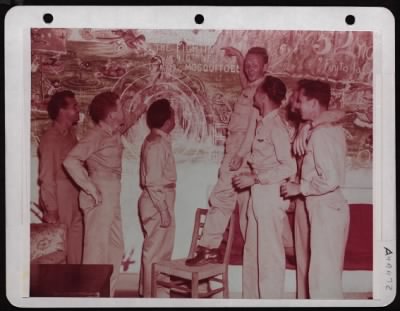 ␀ > Few Units In The Army Air Forces, Mediterraniean Theatre Of Operations, Lack Representation In The Wall Murals In The Club Of Hotel Quisisana, Officer Hotel In The Army Air Forced Rest Center On Teh Isle Of Capri.  Here A Group Of Restees Admire The 'Mura