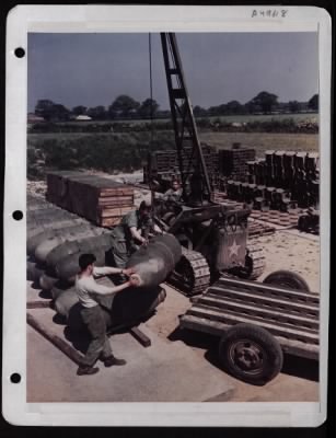 ␀ > Ordance Crew Loading Bomb On Trailer, 8Th Af