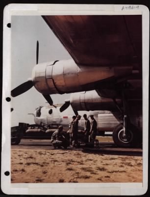 ␀ > 8Th Af Ground Crew Prepares To Fin A 500Lb Bomb.