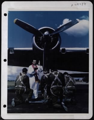 ␀ > Capt. Michael Ragan, Catholic Chaplain, Holds Services For A Boeing B-17 Crew Prior To Take-Off. England.