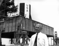 AS11-0521C-MSFC-DR VON BRAUN VISITS PAD 39A AFTER ROLLOUT
