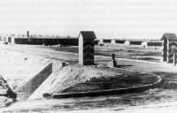 Majdanek2,gate.jpg