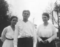 Fred Bader and 2 women.jpg