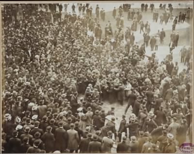 McGreevey Collection > Police protect Nick Altrock from adoring crowd, 1906 World Series