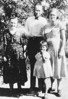 Robert and Evelyn Hull and daughter visit Grandma Elizabeth Hull