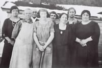 1922 approx FH-HJW Edith, Lydia (HJW 2nd wife), Henry,  Ruth, Gertrude, Clara, Annie, Ada.jpg