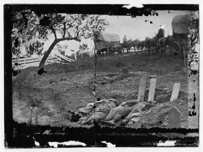 1022 - Gettysburg, Pennsylvania. Unfinished Confederate graves near the center of the battlefield