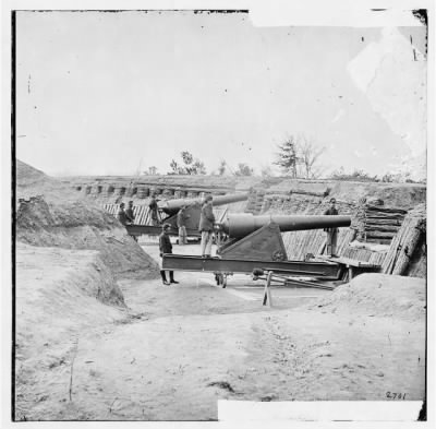 2750 - Aiken's Landing, Virginia (vicinity). Fort Brady on the James River, manned by Company C, 1st Conn. Heavy Artillery. (Battery ready for action)