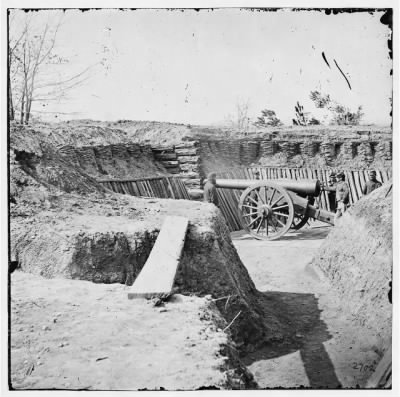 2860 - Aiken's Landing, Virginia (vicinity). Fort Brady on the James River, manned by Company C, 1st Conn. Heavy Artillery. (Battery ready for action)
