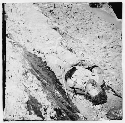 4042 - Petersburg, Virginia. Dead Confederate soldier in the trenches of Fort Mahone