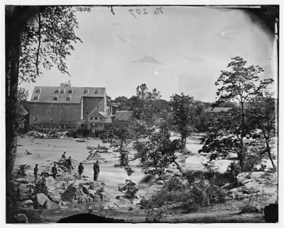 4785 - Petersburg, Va., vicinity. Johnson's Mill on the Appomattox near Campbell's Bridge; soldiers standing on rocks in the stream