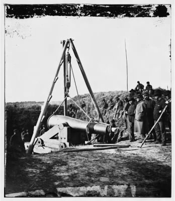 4868 - Savannah, Ga., vicinity. Army engineers removing 8-inch Columbiad gun from Fort McAllister
