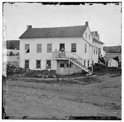 5216 - Gettysburg, Pennsylvania. John L. Burns cottage. (Burns seated in doorway)