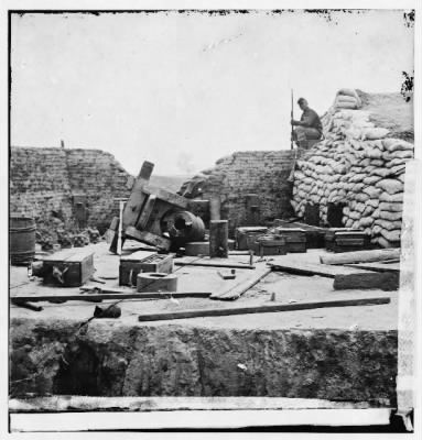 5410 - Yorktown, Virginia (vicinity). Confederate fort southeast of New Yorktown with wrecked 32-pdr. Navy gun