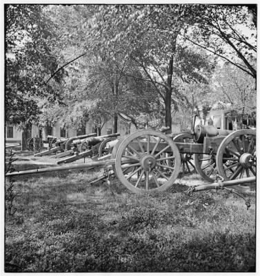 5879 - Charleston, South Carolina. Rifled cannon in the Arsenal yard