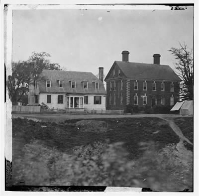 6772 - Yorktown, Va. Thomas Nelson house (right), used as a hospital; in 1781 used as a headquarters by Lord Cornwallis