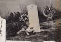 Bruce Neal's grave photo with Gloria.jpg
