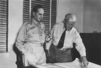 General Douglas MacArthur und Admiral Chester W. Nimitz.jpg
