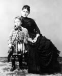 488px-Franklin_Delano_Roosevelt_with_his_mother_Sara,_1887.jpg