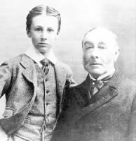 581px-Franklin_Delano_Roosevelt_with_father_James_Roosevelt_in_1885.jpg