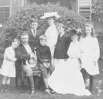 640px-Theodore_Roosevelt_and_family,_1903.jpg