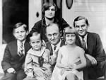 Ty Cobb Sr. (center) takes a portrait with his five children, (left to right) Herschel, Jimmy, Shirley, Beverly and Ty Jr.jpg