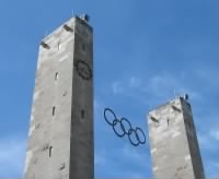 800px-Berlin_Olympiastadion_Main_Entrance_Olympic_Rings_from_1936_taken_20070421.jpg