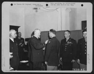 Awards > 8 American Airmen Are Presented The Distinguished Flying Cross During A Ceremony In Which The First British Medals Are Awarded To American Airmen Who Had Participated In Missions Over Enemy Territory.  Left To Right, Are: Group Capt. Dawes. Senior Personn