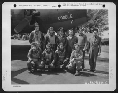Consolidated > Crew of the 303rd Bomb Group beside the Boeing B-17 Flying ofrtress "Yankee Doodle Dandy." England, 13 May 1943.