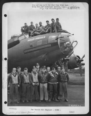 General > Combat And Ground Crew Of The Boeing B-17 "Flying Fortress" Hell'S Angels.  303Rd Bomb Group, England.  6 June 1943.