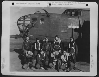 General > Combat Crew Of The 389Th Bomb Group Pose Beside A Consolidated B-24 Liberator In England.