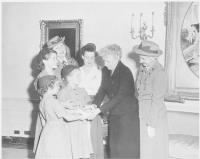 Photograph_of_First_Lady_Bess_Truman_at_the_White_House_with_a_delegation_of_Girl_Scouts,_who_are_presenting_her_with..._-_NARA_.jpg
