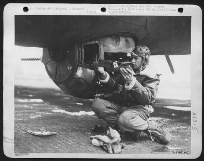 General > T/Sgt. Robert M. Dawson, ball turret gunner on a Flying ofrtress, takes barrel out after flight.