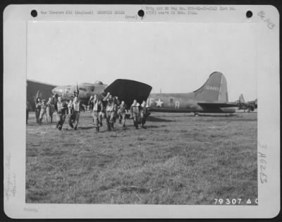 General > The Crew Of The "Memphis Belle" Back From Its 25Th Operational Mission.  All Of The Crew Hold The Dfc And Air Medal With Three Oak Clusters, And All Started With This Boeing B-17 "Flying Fortress" And Survived With Only One Casualty, A Leg Wound To The Ta