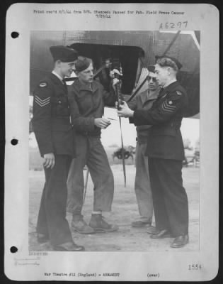 General > Two 9Th Af Gunners Who Are Assigned To Marauder Medium Bombers Operating On Night Missions Over Europe, Are Getting Some Valuable 'Gen' From Two Experienced Gunners On Royal Air Force Mitchell Bombers.  From Left To Right Are: Sgt. George Olsen, Egg Lake,
