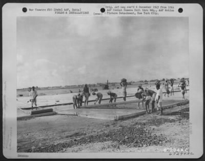 Consolidated > Without The Convenience Of Modern Equipment, Natives Lay Concrete During Construction Of A Runway At Ondal Army Air Base In India.  The Project Was Under The Supervision Of The 305Th Service Group.  1943.