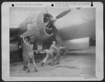 Consolidated > Ground Crew Of A Boeing B-29 Of The 462Nd Bomb Group, Xx Bomber Command, Turning Over The Motor Before Take-Off On Mission 9 To Anshan, Manchuria.  India.