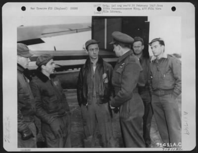 General > An Officer Of The Royal Air Force Talks With Men Of The 390Th Bomb Group,  During His Visit To An 8Th Air Force Base In England.  25 February 1945.