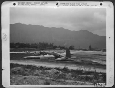 Consolidated > First Army Photo Of The Bombing Of Hawaii, 7 Dec 41.  Wrecked B-17 At Bellows Field, T.H.  Plane Made Forced Landing While Being Attacked.  Filed - War Theatre # 22 (Hawaiian Islands) - Bombing.