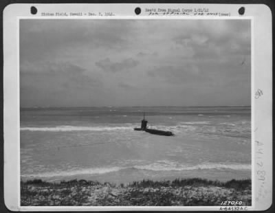 Consolidated > First Army Photo Of Bombing Of Hawaii, 7 Dec. 41.  Jap Submarine Beached At Bellows Field, T.H.  Filed - War Theatre #22 (Hawaiian Aislands) - Bombing