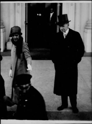 1925 > Vice President and Mrs. Charles G. Dawes leaving the White House