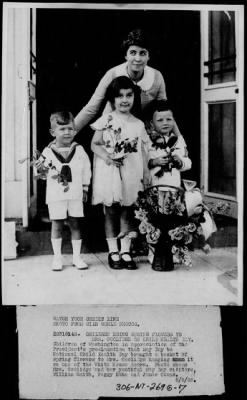 1925 > Children presenting Mrs. Coolidge with flowers