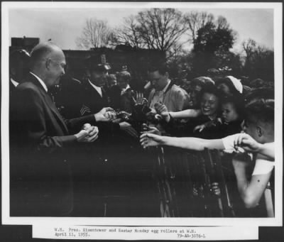 1955 > Easter Monday at the White House