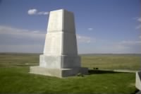Little_Bighorn_memorial_obelisk.jpg