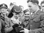 Solomon F Carnes and Vivien Leigh WWII.jpg