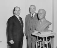 Truman_poses_with_artist_Felix_de_Weldon_and_the_bust_the_President.jpg