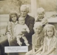 Henry Reuben Taylor (Grandpa Taylor Warren Sr Dad) with Grand Children (FA)  1944bbb.jpg